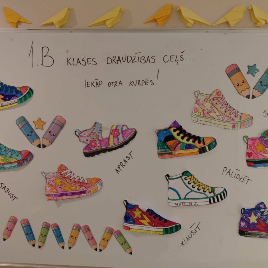 Balta tāfele, rotāta ar dzelteniem origami putniņiem, ar uzrakstu 